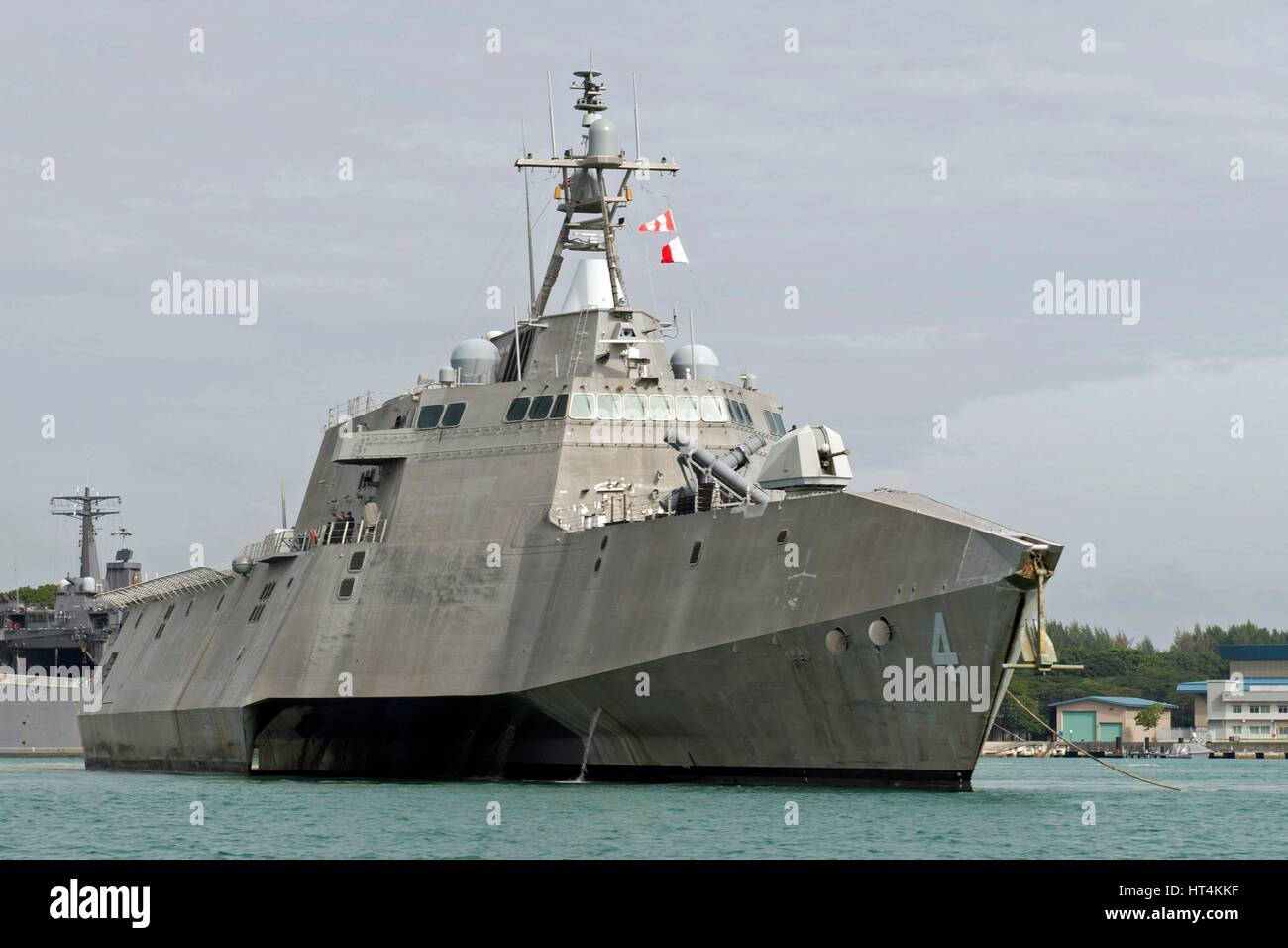 L'USN INDIPENDENZA-class Littoral Combat Ship USS Coronado si diparte il Changi Base Navale Gennaio 31, 2017 a Singapore. Foto Stock