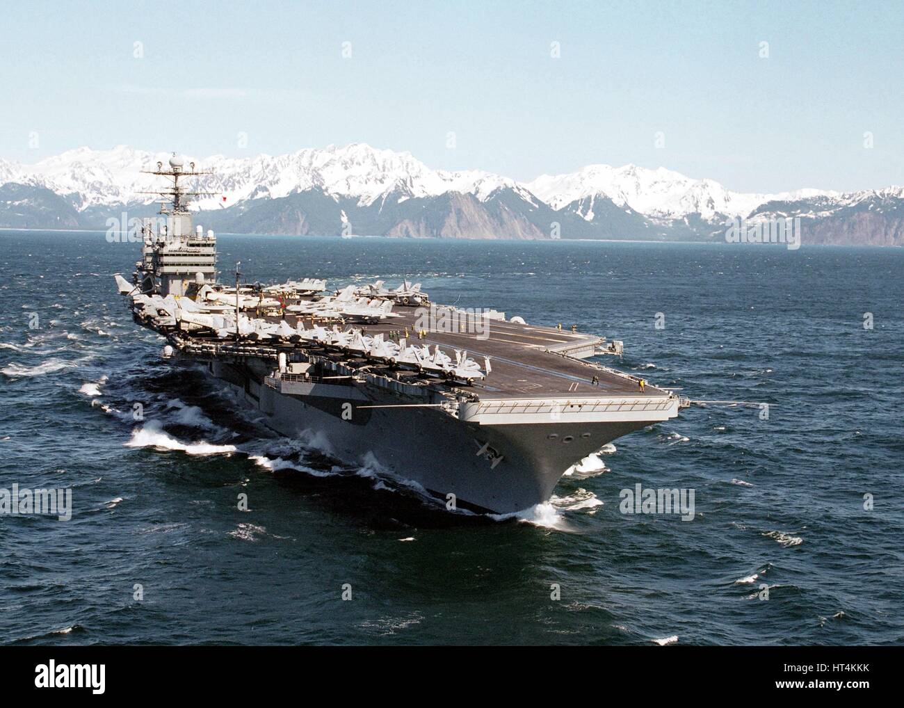 L'USN Nimitz-class portaerei USS Abraham Lincoln cuoce a vapore in corso durante il bordo settentrionale esercizio Aprile 19, 002 nel Golfo di Alaska. Foto Stock