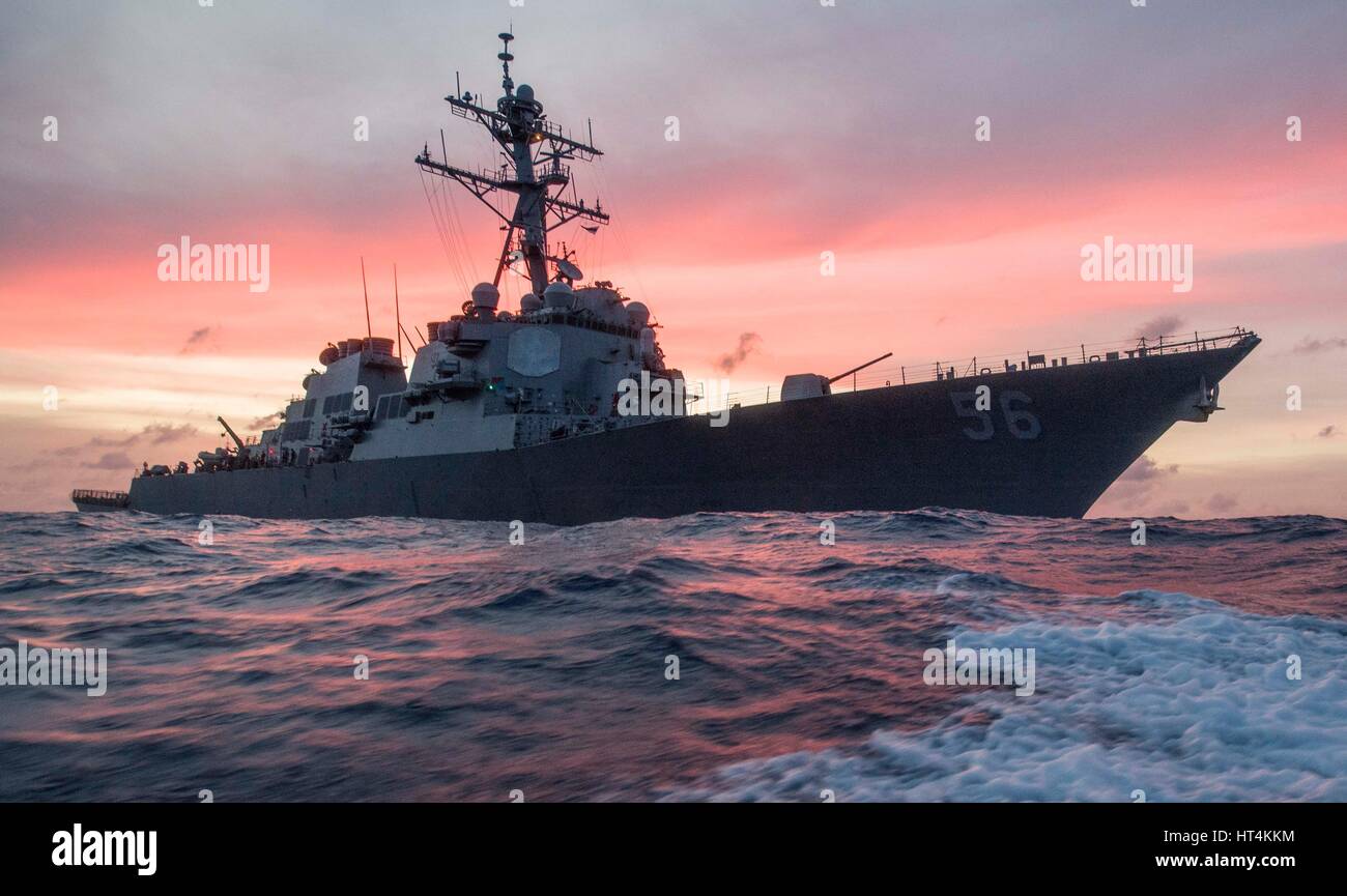 L'USN Arleigh Burke-class guidato-missile destroyer USS John S. McCain si siede nel Mare della Cina del Sud acque al tramonto Gennaio 22, 2017 nell'Oceano Pacifico. Foto Stock