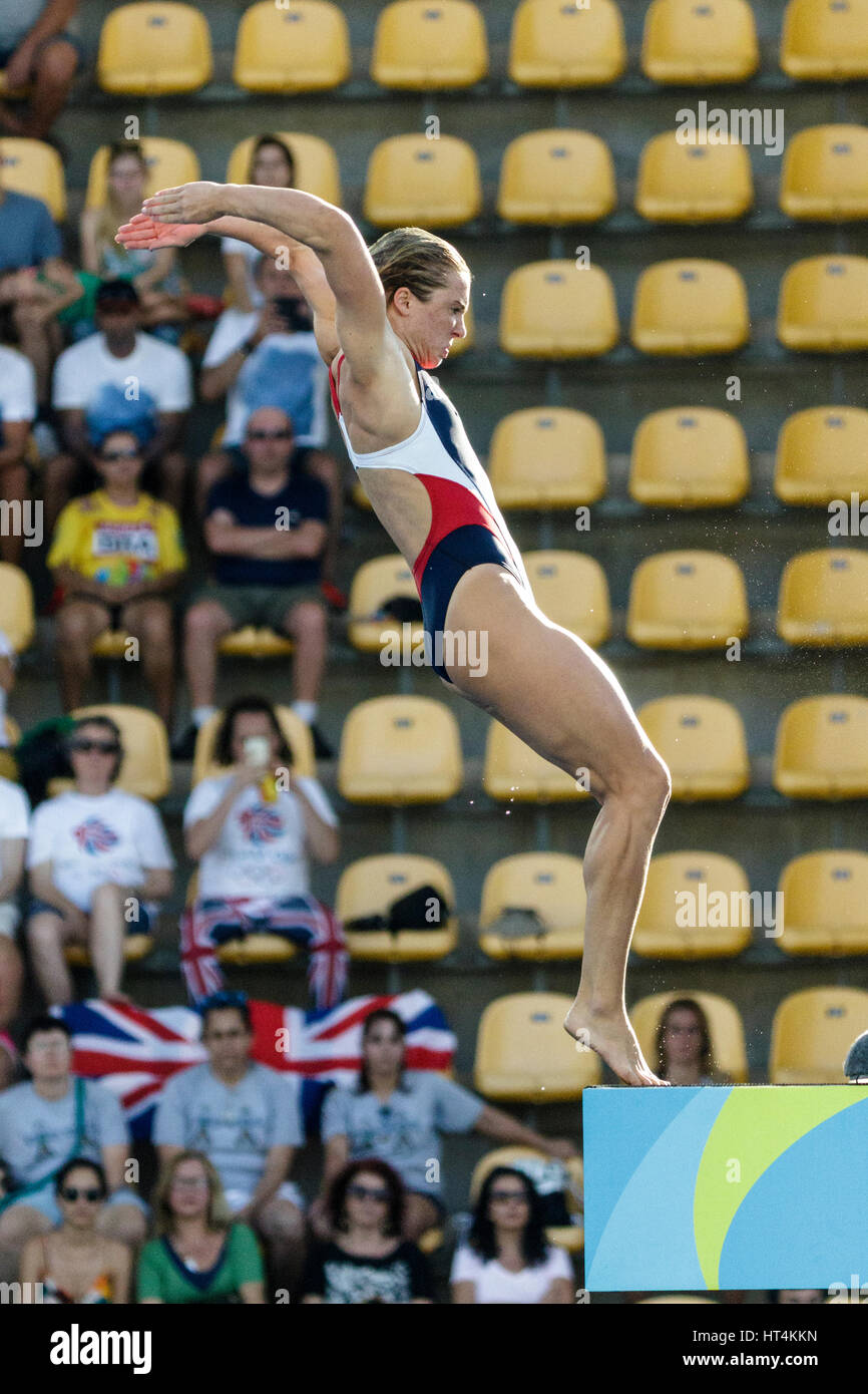 Katrina giovani (USA) a competere in donne 10m Platform preliminare di immersioni al 2016 Olimpiadi estive. ©Paul J. Sutton/NCP Fotografia. Foto Stock