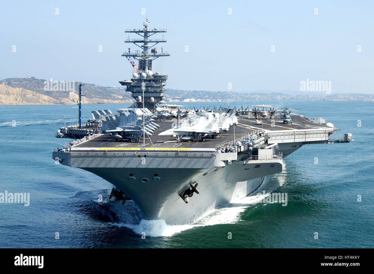 L'USN Nimitz-class portaerei USS Nimitz si diparte la Base Navale di San Diego il 31 luglio 2009 a San Diego, California. Foto Stock