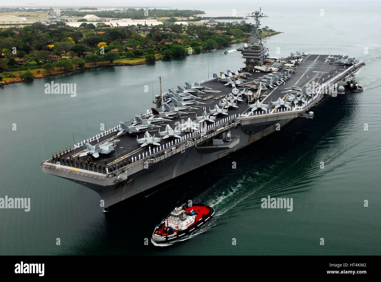 U.S. marinai uomo le rotaie a bordo della USN Nimitz-class portaerei USS John C. Stennis come passa la USS Arizona Memorial mentre in transito 28 maggio 2009 nel porto di perla, Hawaii. Foto Stock