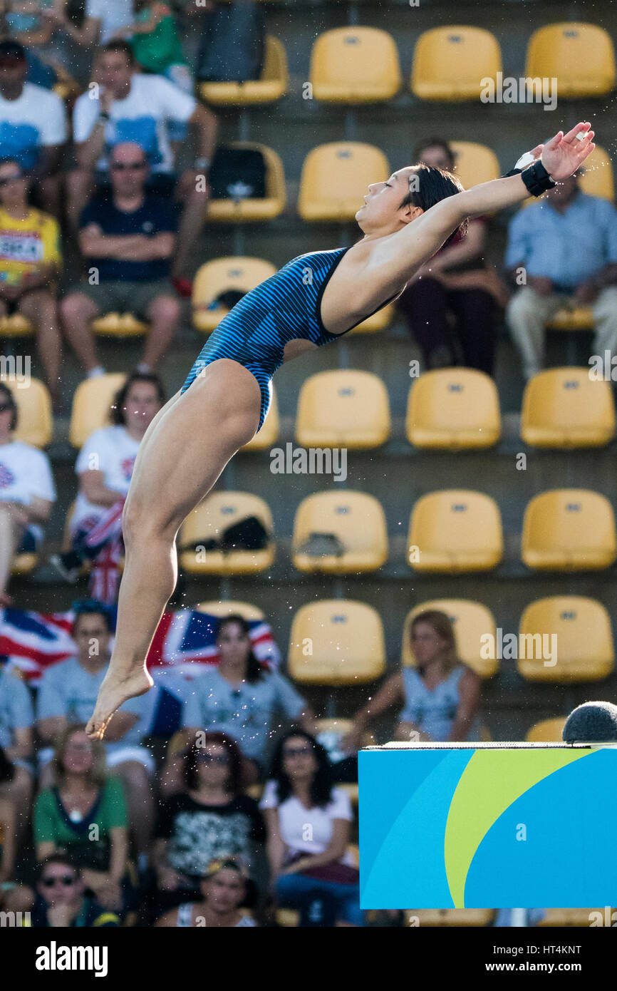 Rio de Janeiro, Brasile. 18 agosto 2016 Minami Itahashii (JPN) compete in donne piattaforma subacquea 10m a preliminare del 2016 Olimpiadi estive. Foto Stock