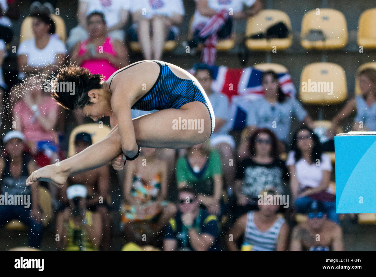 Rio de Janeiro, Brasile. 18 agosto 2016 Minami Itahashii (JPN) compete in donne piattaforma subacquea 10m a preliminare del 2016 Olimpiadi estive. Foto Stock