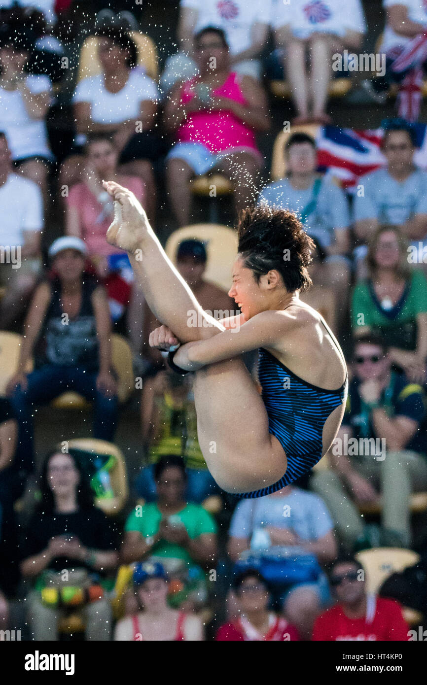 Rio de Janeiro, Brasile. 18 agosto 2016 Minami Itahashii (JPN) compete in donne piattaforma subacquea 10m a preliminare del 2016 Olimpiadi estive. Foto Stock