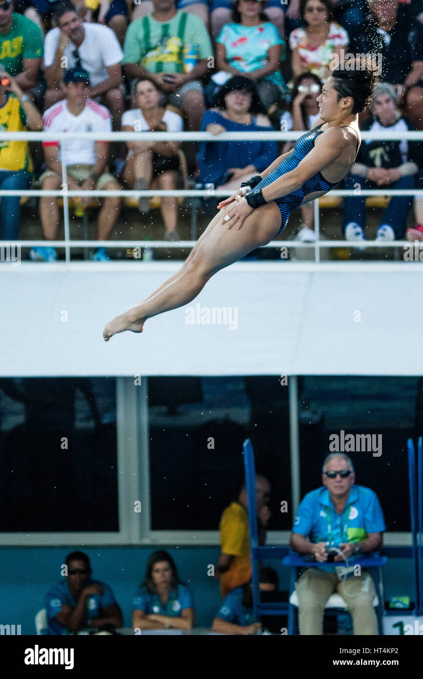 Rio de Janeiro, Brasile. 18 agosto 2016 Minami Itahashii (JPN) compete in donne piattaforma subacquea 10m a preliminare del 2016 Olimpiadi estive. Foto Stock