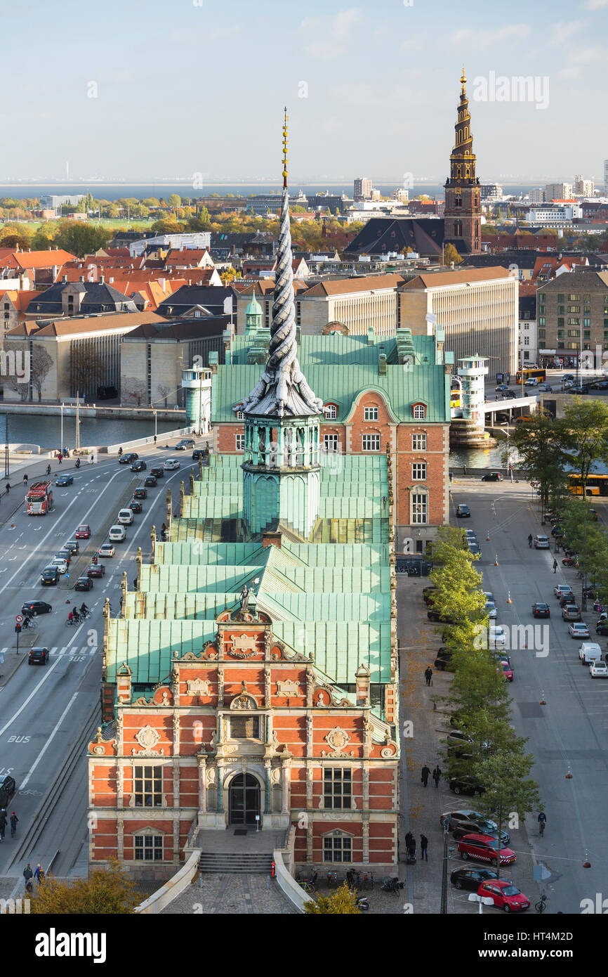 Vista sul vecchio Borsen (stock exchange) per la Chiesa del Nostro Salvatore a Copenhagen, Danimarca Foto Stock