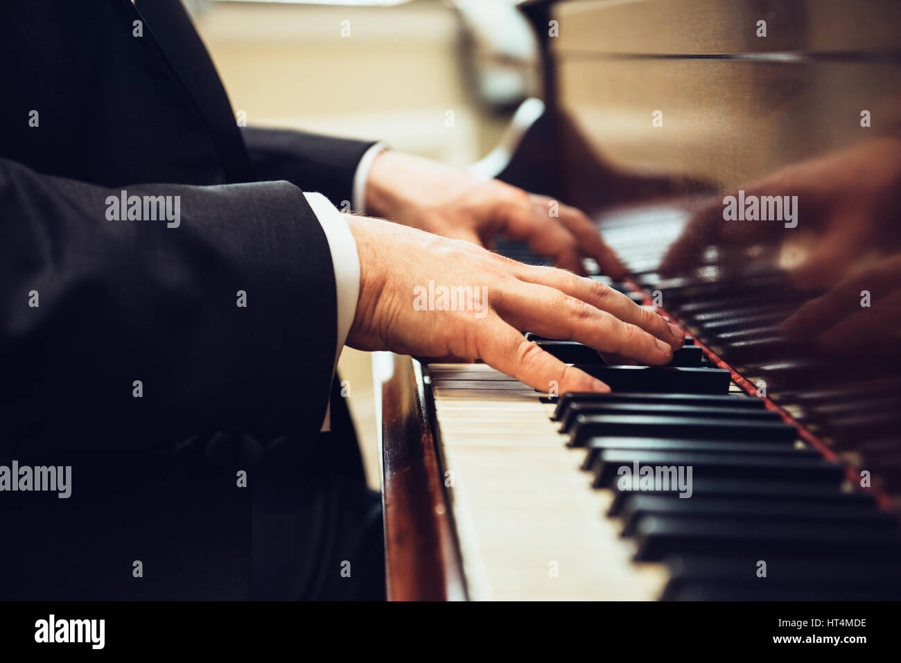 Riproduzione di pianoforte classico. Musicista professionista pianista mani sui tasti di pianoforte. Foto Stock
