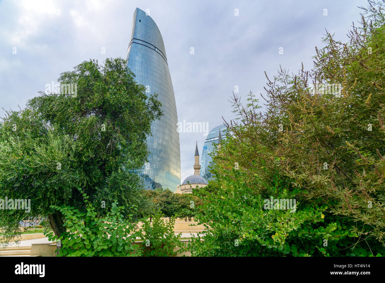 Baku in Azerbaijan - Settembre 11, 2016: vista sulle torri a fiamma e moschea dei martiri. Le torri sono costituiti da tre edifici; sud, est e ovest. Altezza Foto Stock