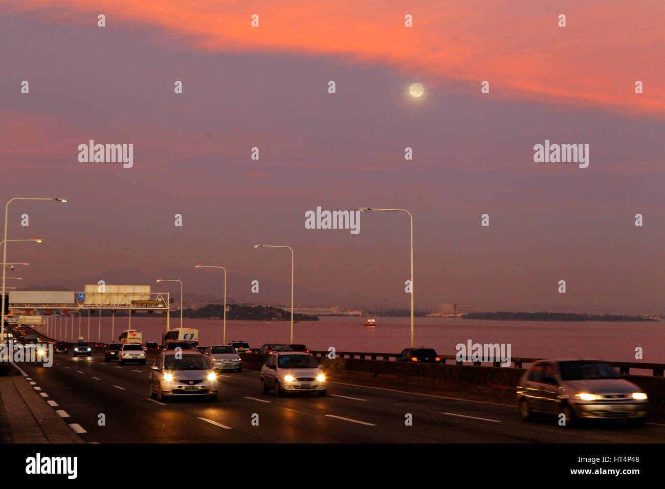 Ponte Rio-Niteroi al sorgere del sole con la luna in background, Rio de Janeiro, Brasile Foto Stock