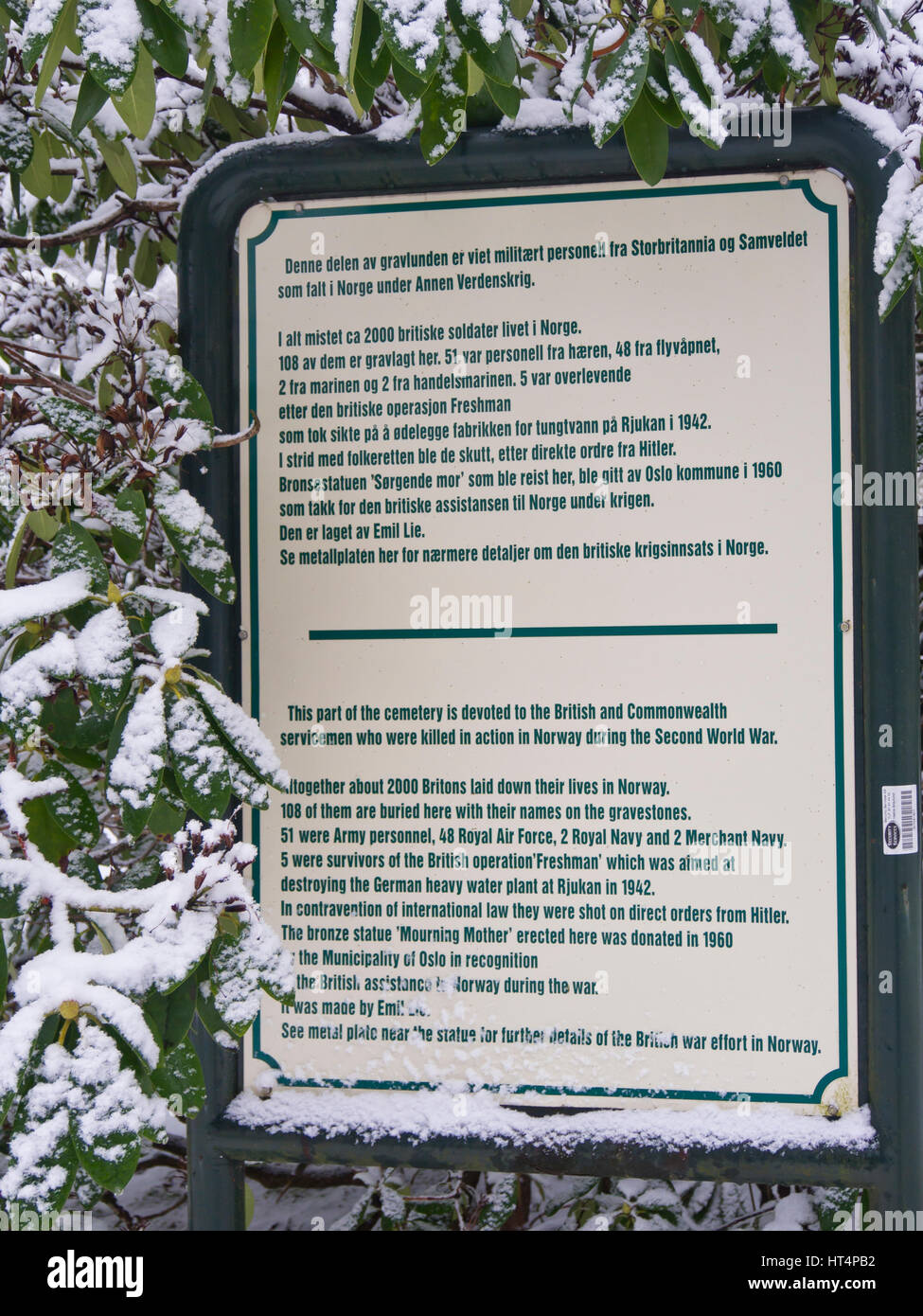 British tombe di guerra dalla seconda guerra mondiale ha la propria sezione con una spiegazione bilingue firmare al Vestre Gravlund cimitero di Oslo Norvegia Foto Stock