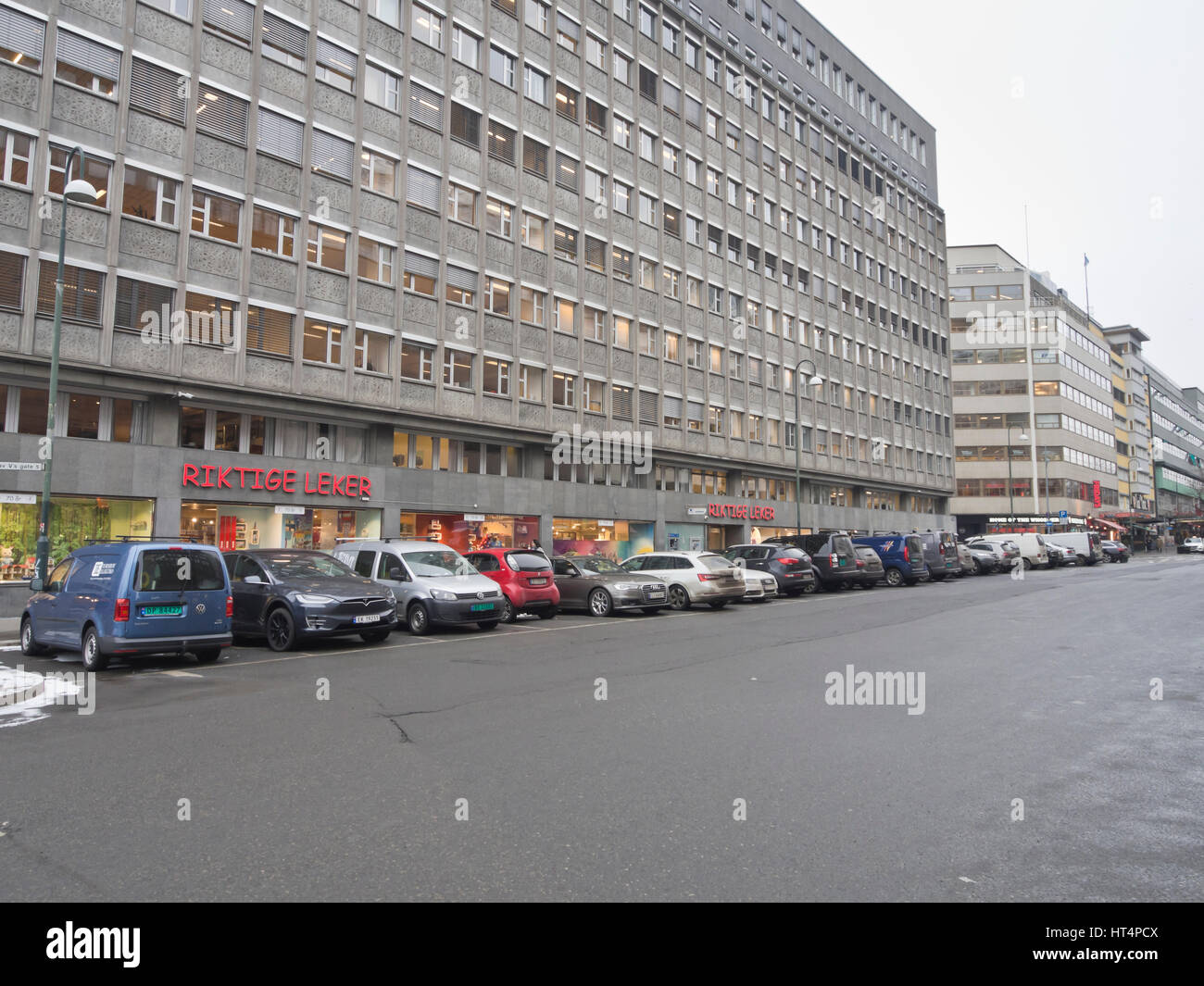 La città interna di capitale norvegese da Oslo city hall dispone di parcheggio pubblico ora minacciato da consigli locali senza auto politica ambientale Foto Stock