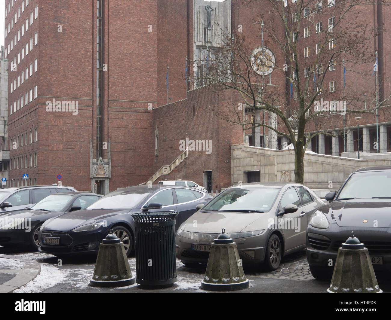 Fridtjof Nansens plass piazza Municipio di Oslo ha parcheggio pubblico ora minacciato da consigli locali senza auto politica ambientale Foto Stock