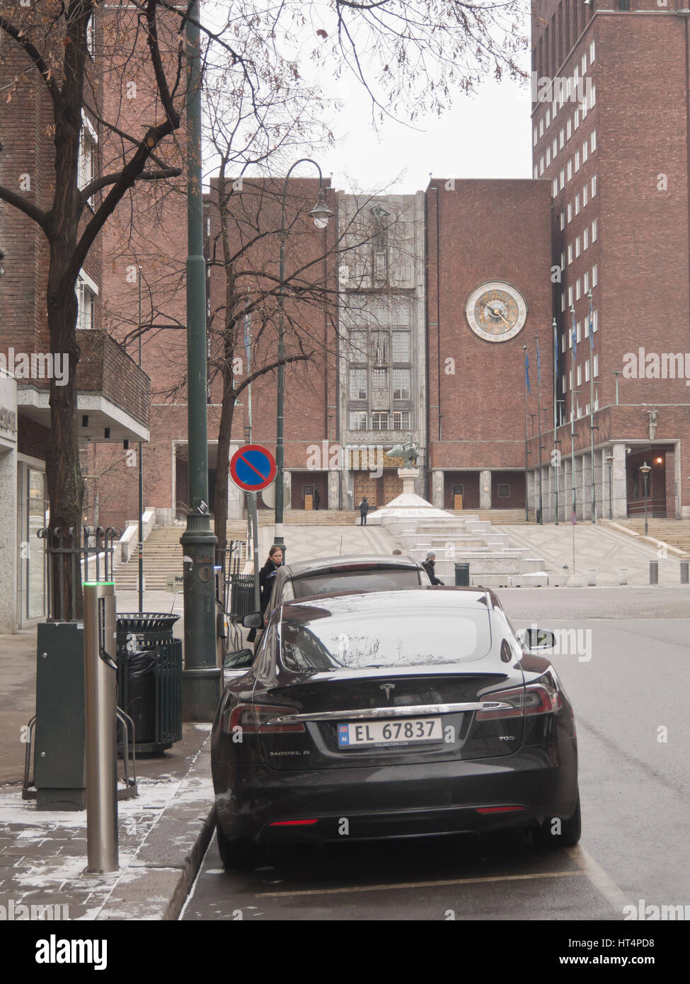 Fridtjof Nansens plass piazza Municipio di Oslo ha parcheggio pubblico ora minacciato da consigli locali senza auto politica ambientale Foto Stock