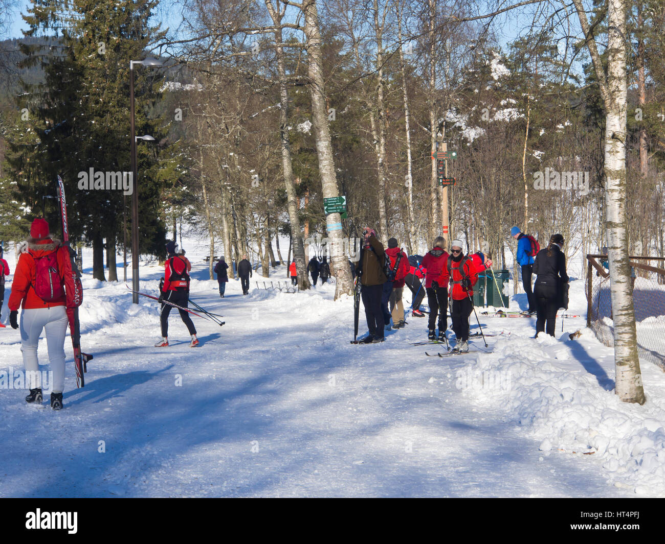 Sognsvann Oslo Norvegia, un soleggiato punto di partenza per gli sciatori ansioso e per una piacevole escursione intorno al lago ghiacciato, accessibile dalla metro n. 5 Foto Stock