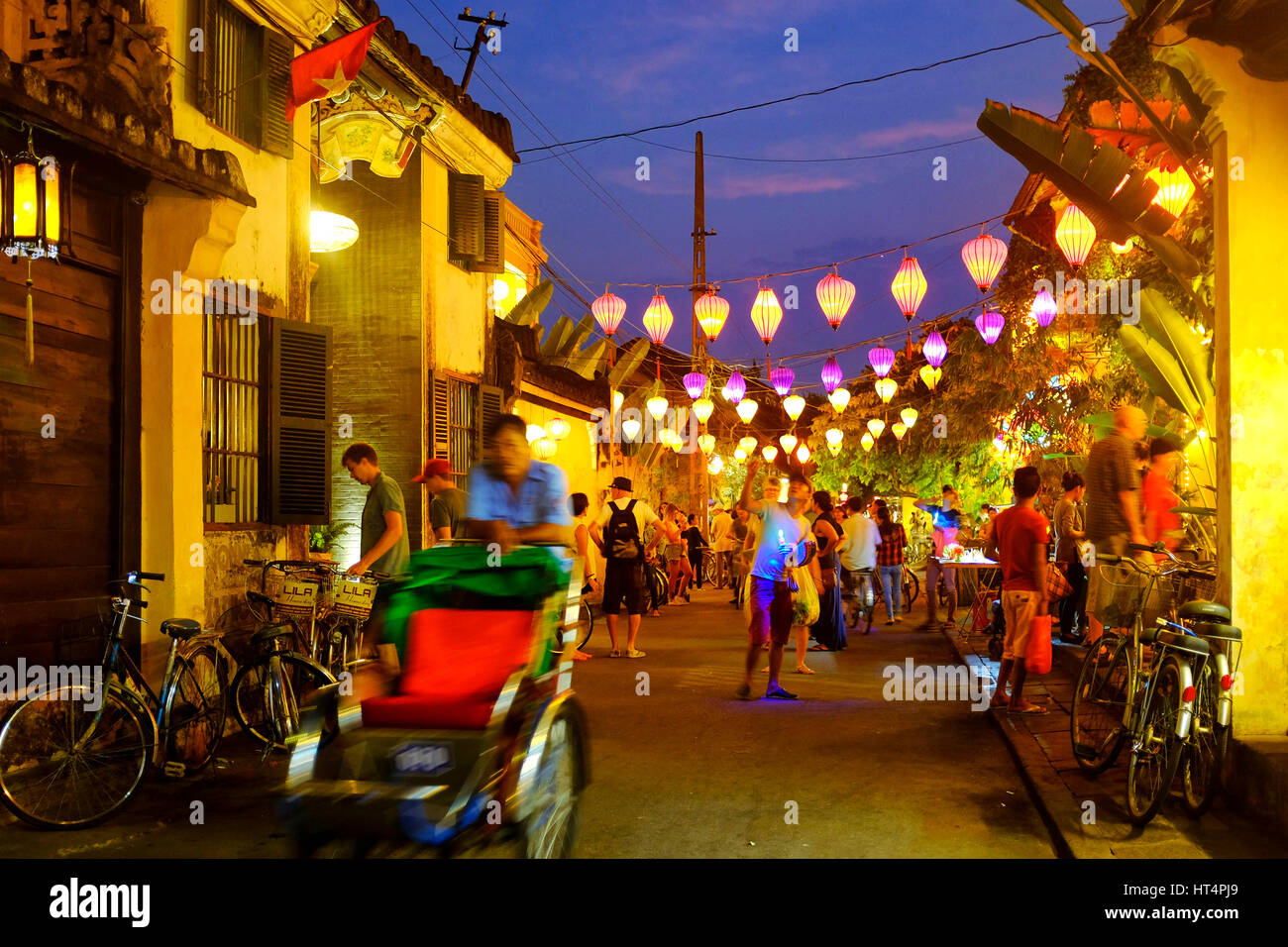 La gente del posto e turisti in Tran Phu Street di notte, Hoi An, Vietnam Foto Stock