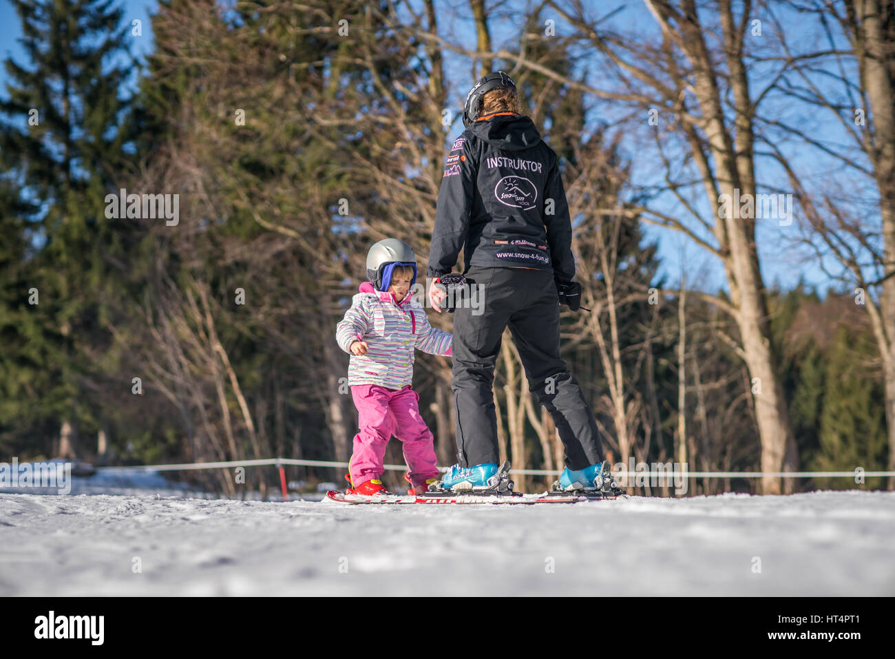 Szklarska Poreba, Polonia - Febbraio 2017 : bambina imparare a sciare insegnato dalla femmina esperto istruttore di sci, Szklarska Poreba Karkonosze, mou Foto Stock