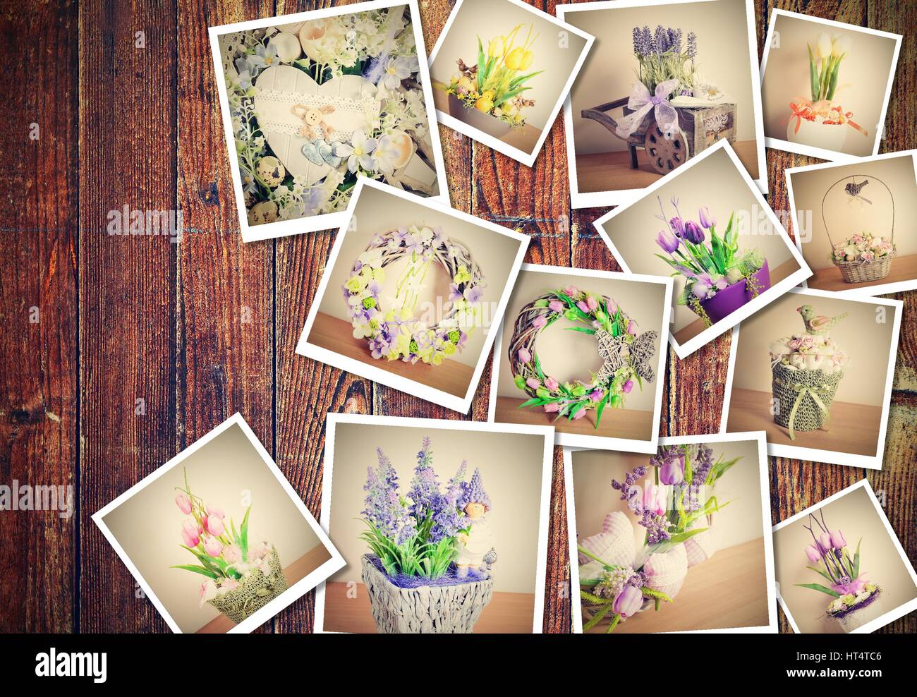 Cumulo di stampare foto vintage con decorazioni floreali sul tema in legno marrone dello sfondo. Foto Stock