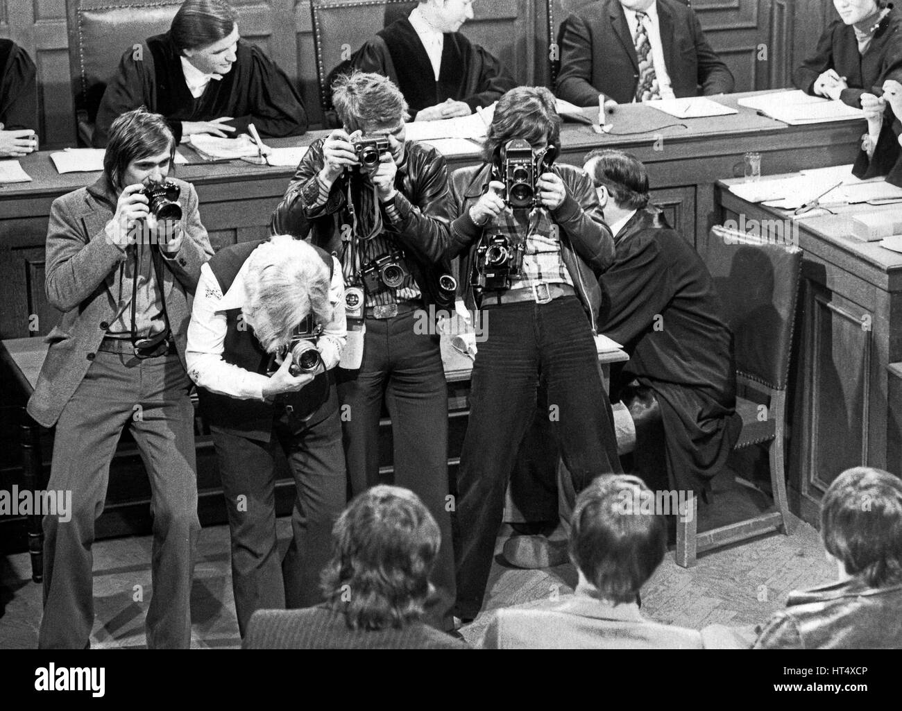 Pressefotografen bei der Ausübung ihres Handwerks, Deutschland 1970er Jahre. Premere i fotografi al lavoro, Germania degli anni settanta. Foto Stock