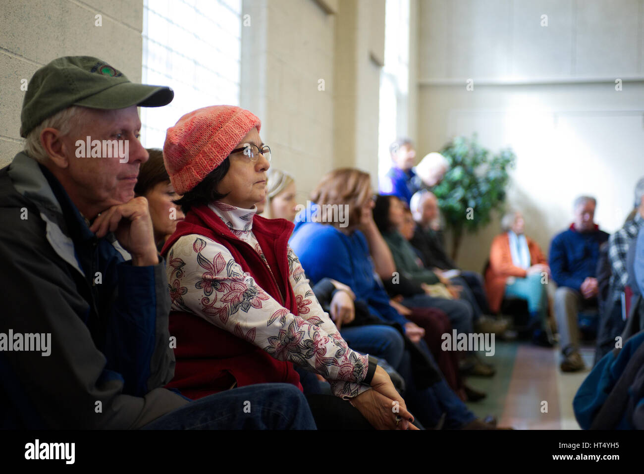 I membri della comunità di ascoltare come un rappresentante eletto reagisce alle domande dal pubblico a febbraio 26, 2017 Town Hall in Pennsylvania, Stati Uniti d'America. Foto Stock