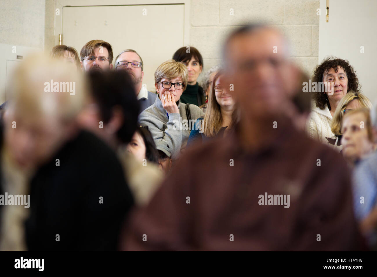 I membri della comunità di ascoltare come un rappresentante eletto reagisce alle domande dal pubblico a febbraio 26, 2017 Town Hall in Pennsylvania, Stati Uniti d'America. Foto Stock