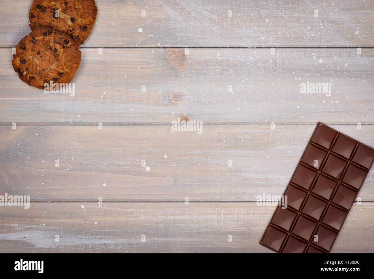 Sweet Food sfondo con spazio per il testo. Il cioccolato e i fiocchi d'avena i cookie sono negli angoli Foto Stock