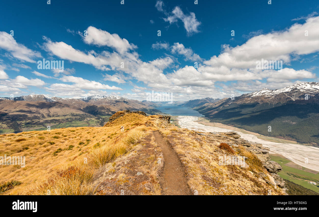Sentiero escursionistico, vista del Lago Wakatipu dal Monte Alfred, Glenorchy a Queenstown, Alpi del Sud,, Otago Southland, Nuova Zelanda Foto Stock