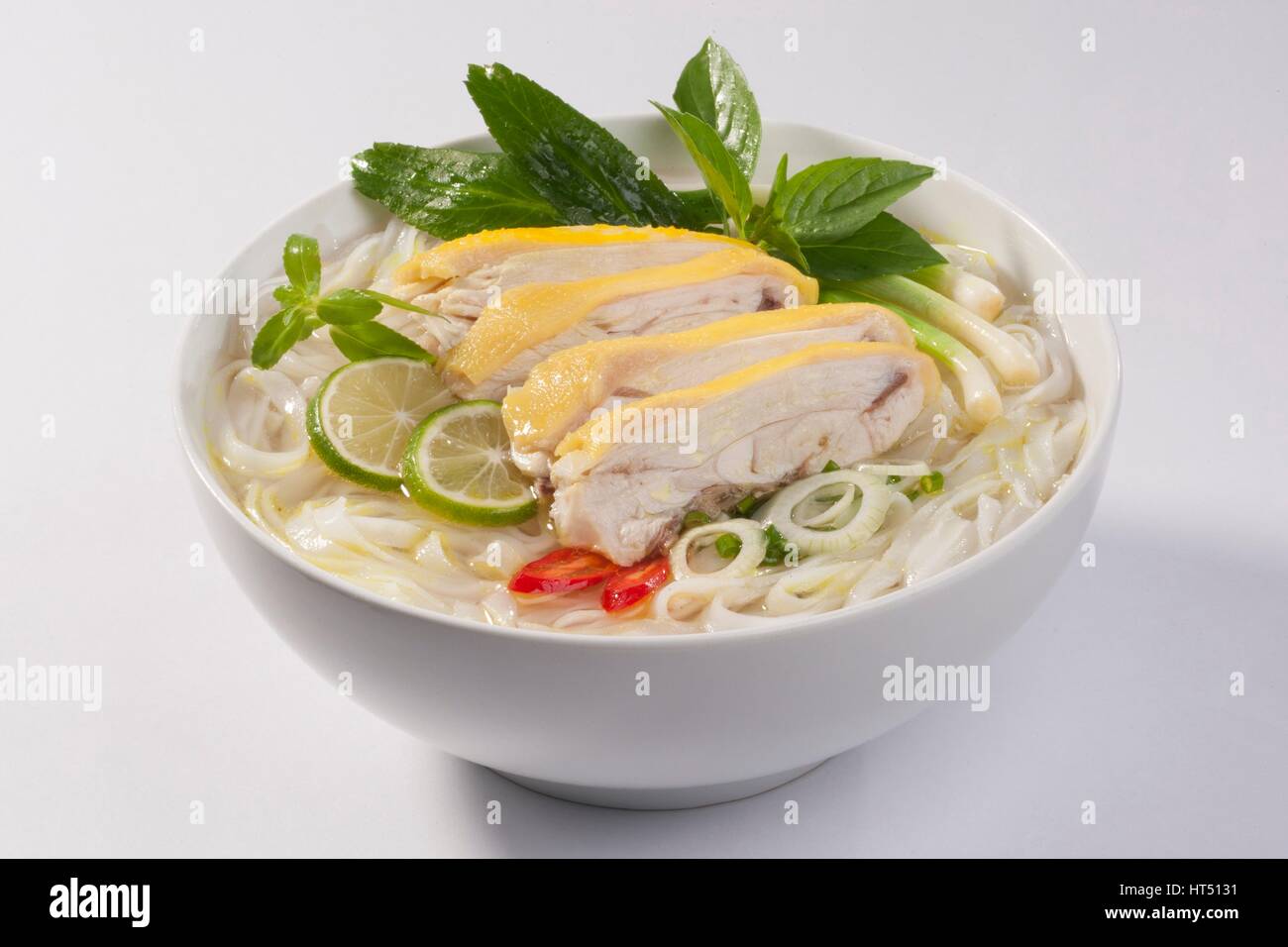 Pho ga, vietnamita riso al pollo zuppa di noodle al pollo spaghetti di riso con erbe aromatiche e peperoncino. Foto Stock