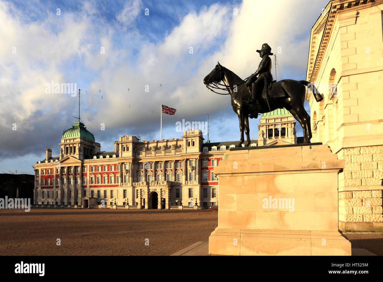 Estate, la sfilata delle Guardie a Cavallo e il vecchio admiralty edifici; whitehall; Londra Inghilterra Regno Unito Foto Stock