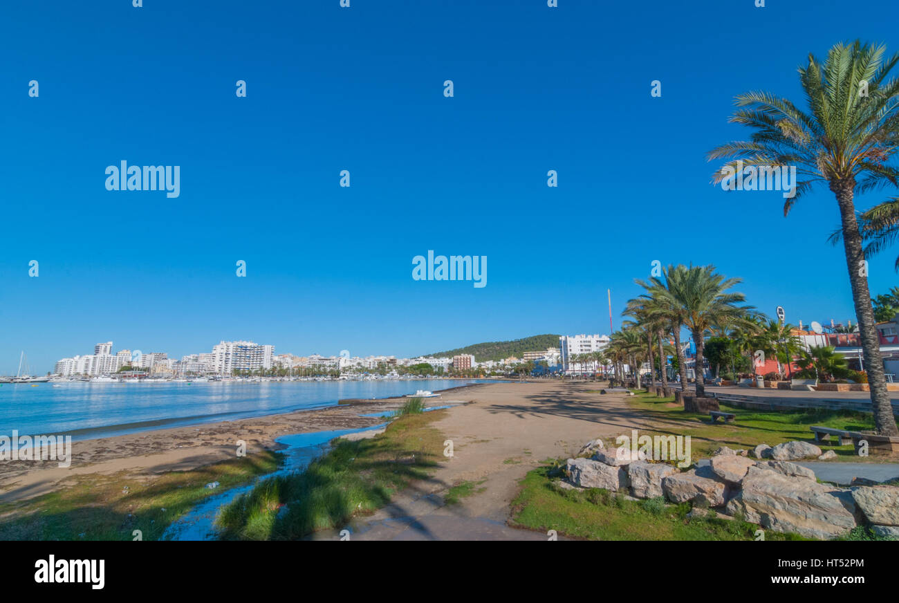 Ibiza sunshine sul lungomare di Sant Antoni de Portmany, fare una passeggiata a piedi lungo la passeggiata principale, ora un atrio in pietra, accanto alla spiaggia in un caldo Ibiza. Foto Stock