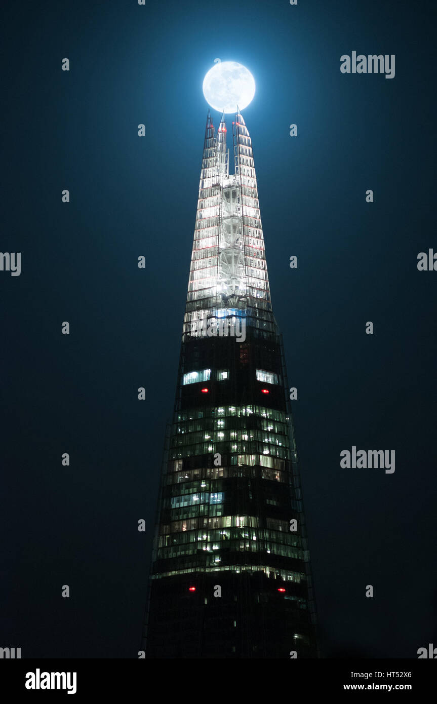 Luna piena sopra la Shard, London, Regno Unito Foto Stock