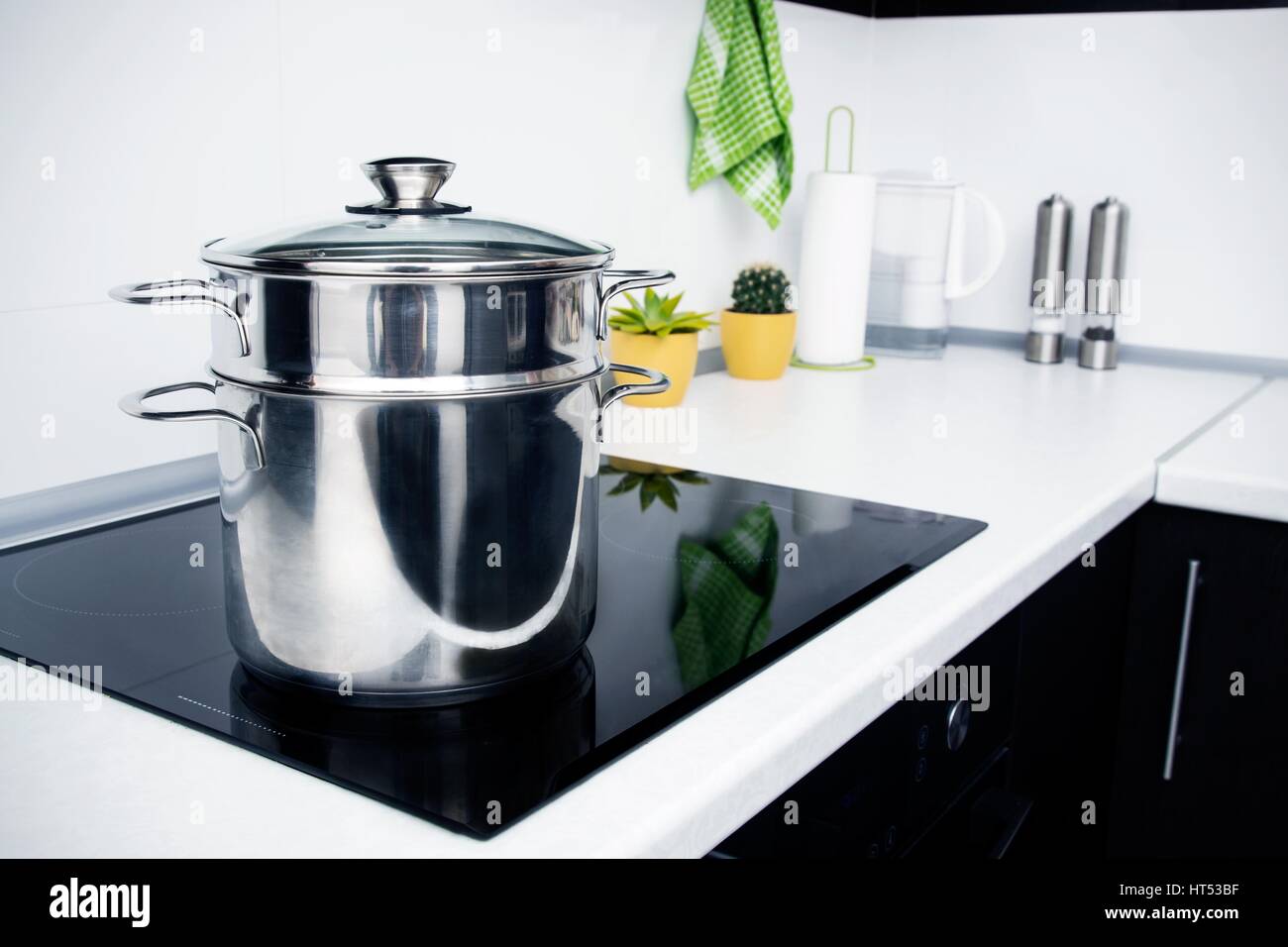 Pentola grande in una moderna cucina con fornelli a induzione Foto stock -  Alamy