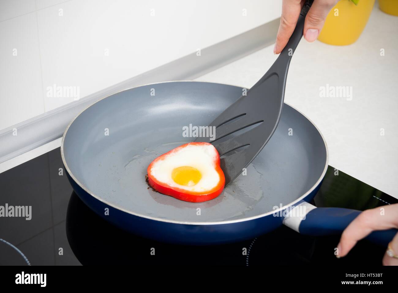 Uovo fritto in colorate pepe Foto Stock
