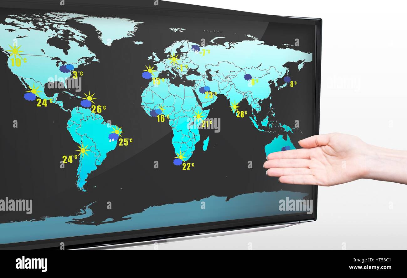 La mano che mostra previsioni meteo sul moderno schermo TV Foto Stock