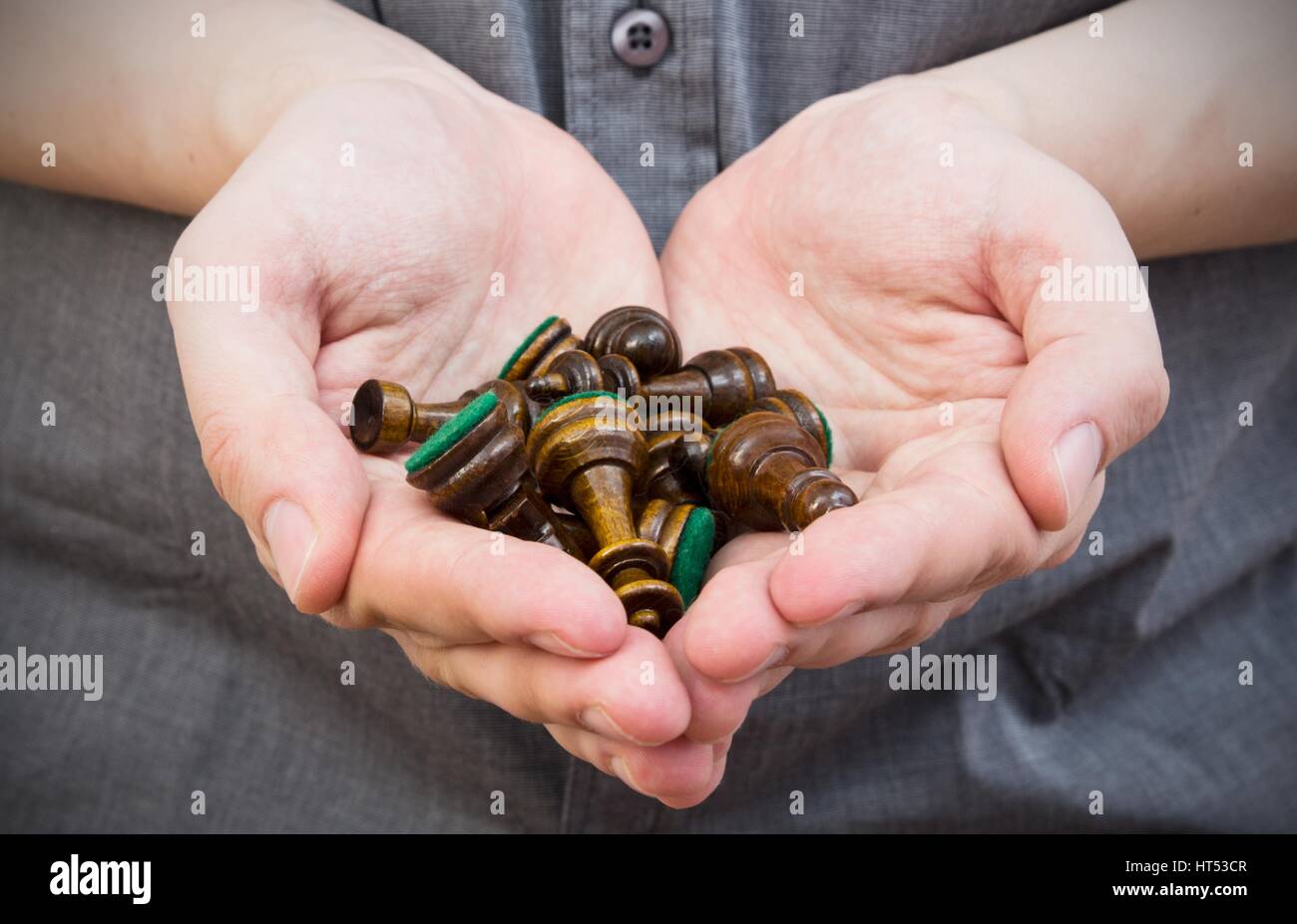 Persona in possesso di pezzi di scacchi Foto Stock