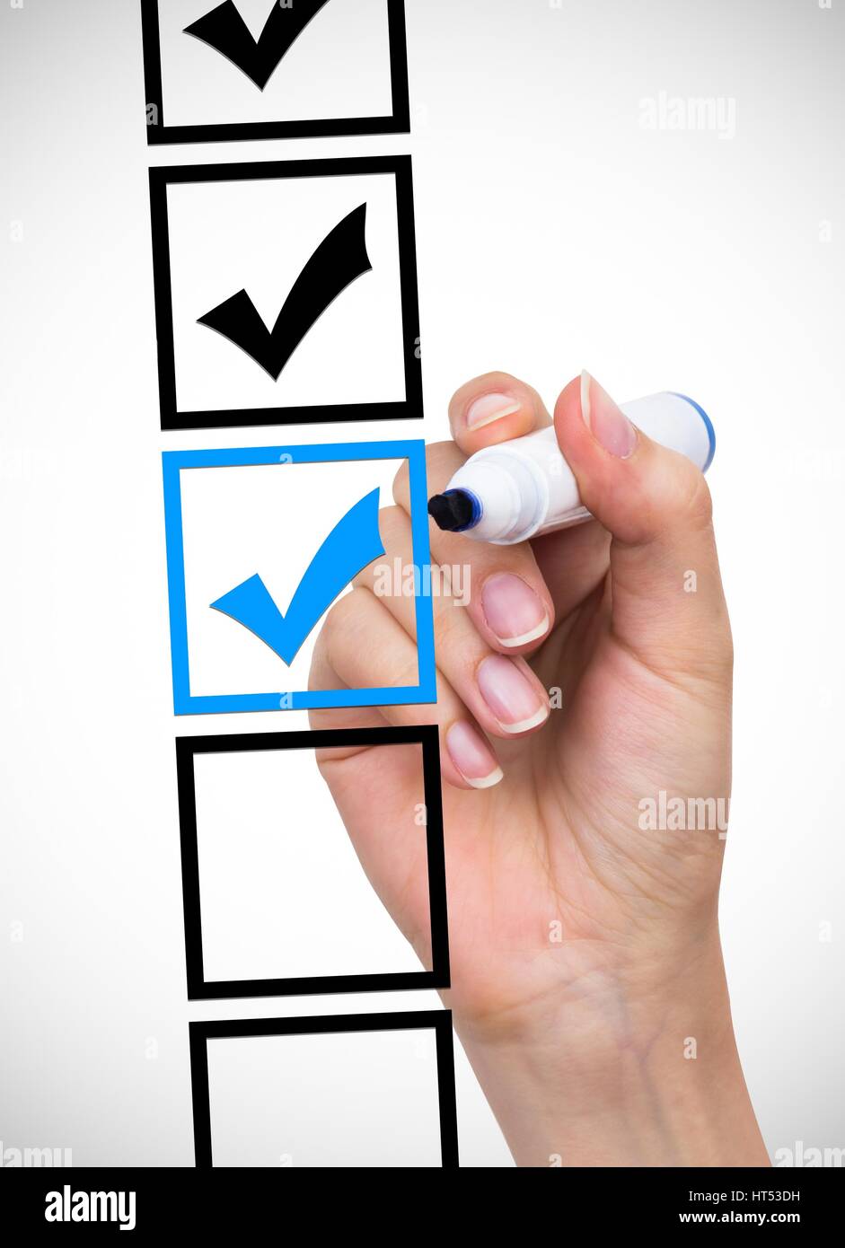 Mano con penna contrassegnare le caselle di controllo Foto Stock