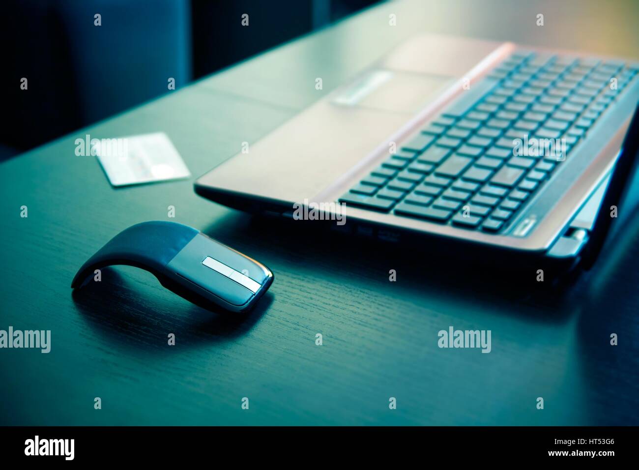Mano umana sul mouse del computer. Laptop sulla scrivania. Foto Stock