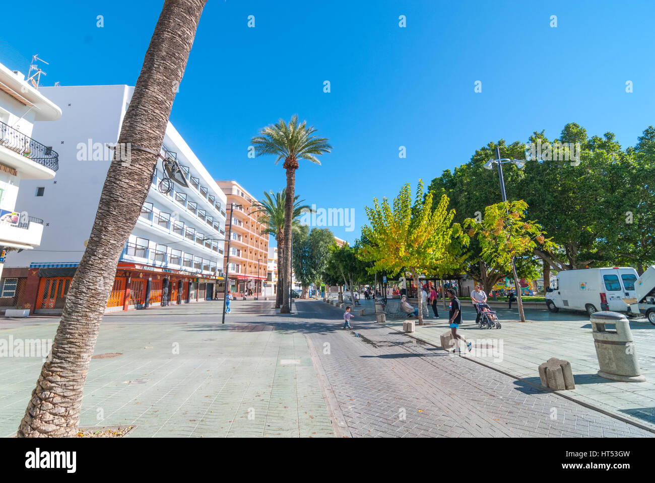 Sant Antoni de Portmany, Ibiza, Novembre 6th, 2013. Turismo in Spagna. Le persone godono di bel tempo a parchi locali fuori stagione Ibiza. Foto Stock