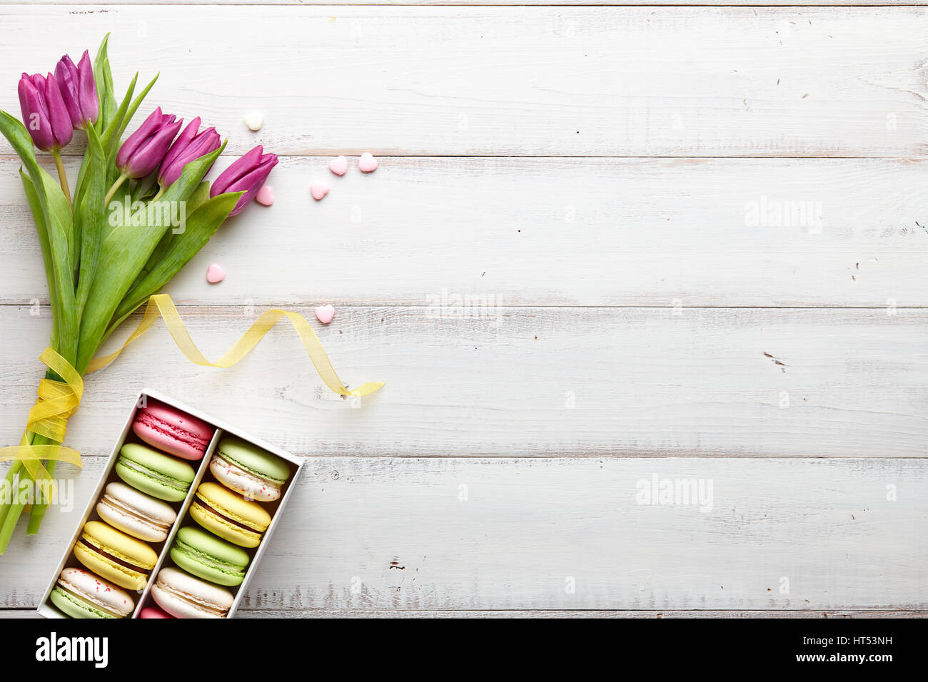 Viola tulipani e una scatola di macarons Foto Stock