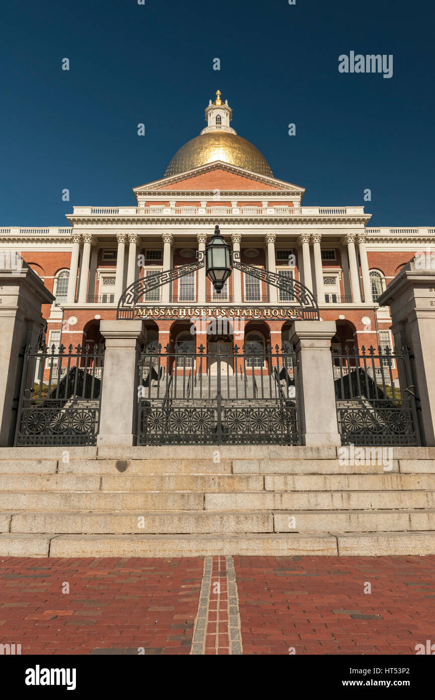 Giorno vista frontale del Massachusetts State House e la cupola in estate, Boston, Massachusetts. Foto Stock