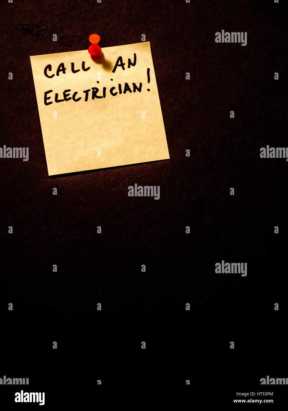 Chiamare un elettricista, post-it sul nero, orientamento orizzontale Foto Stock