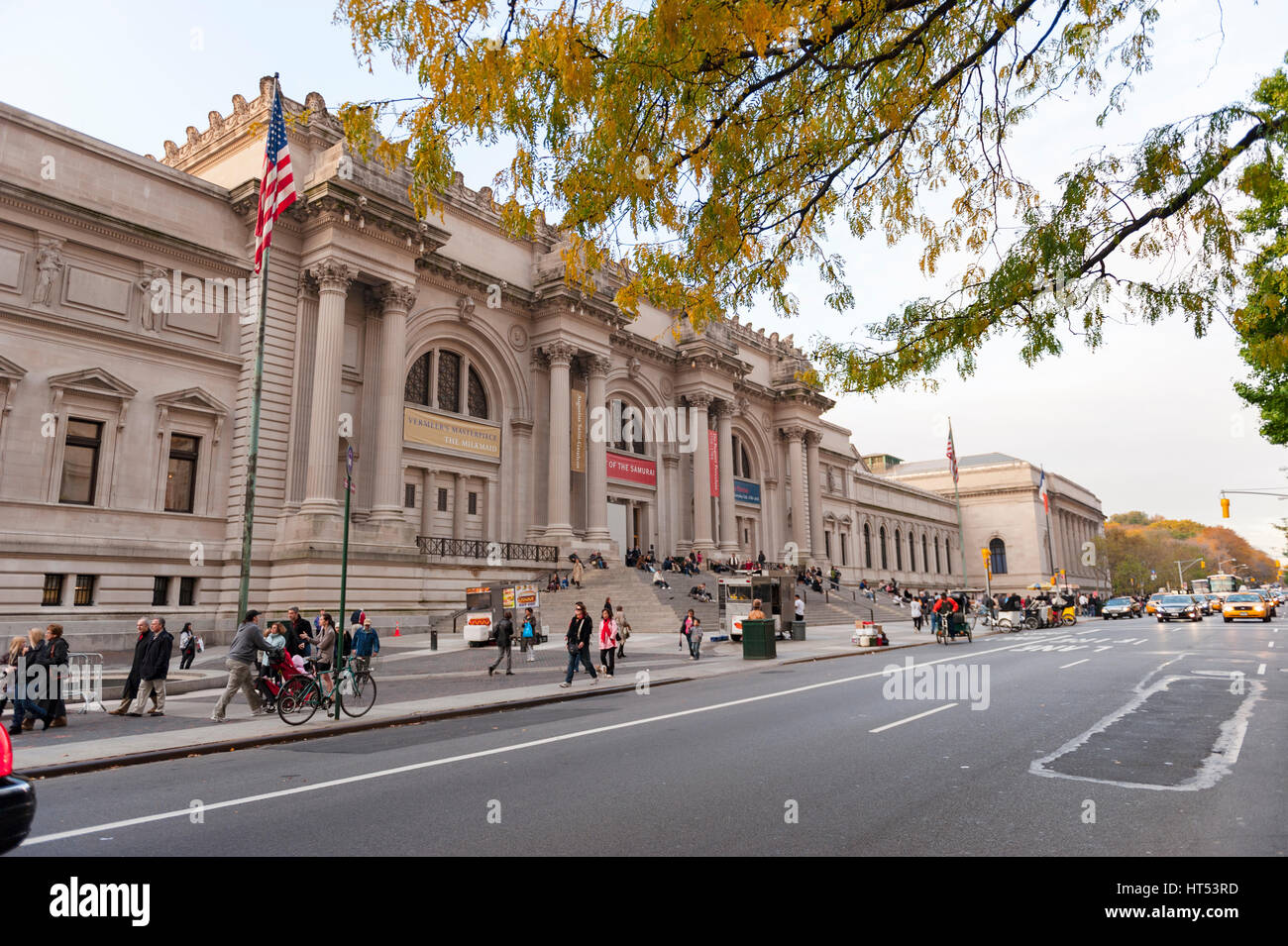 Facciata del Metropolitan Museum of Art (TEM) sulla Fifth Ave, New York City, NY, STATI UNITI D'AMERICA. Foto Stock