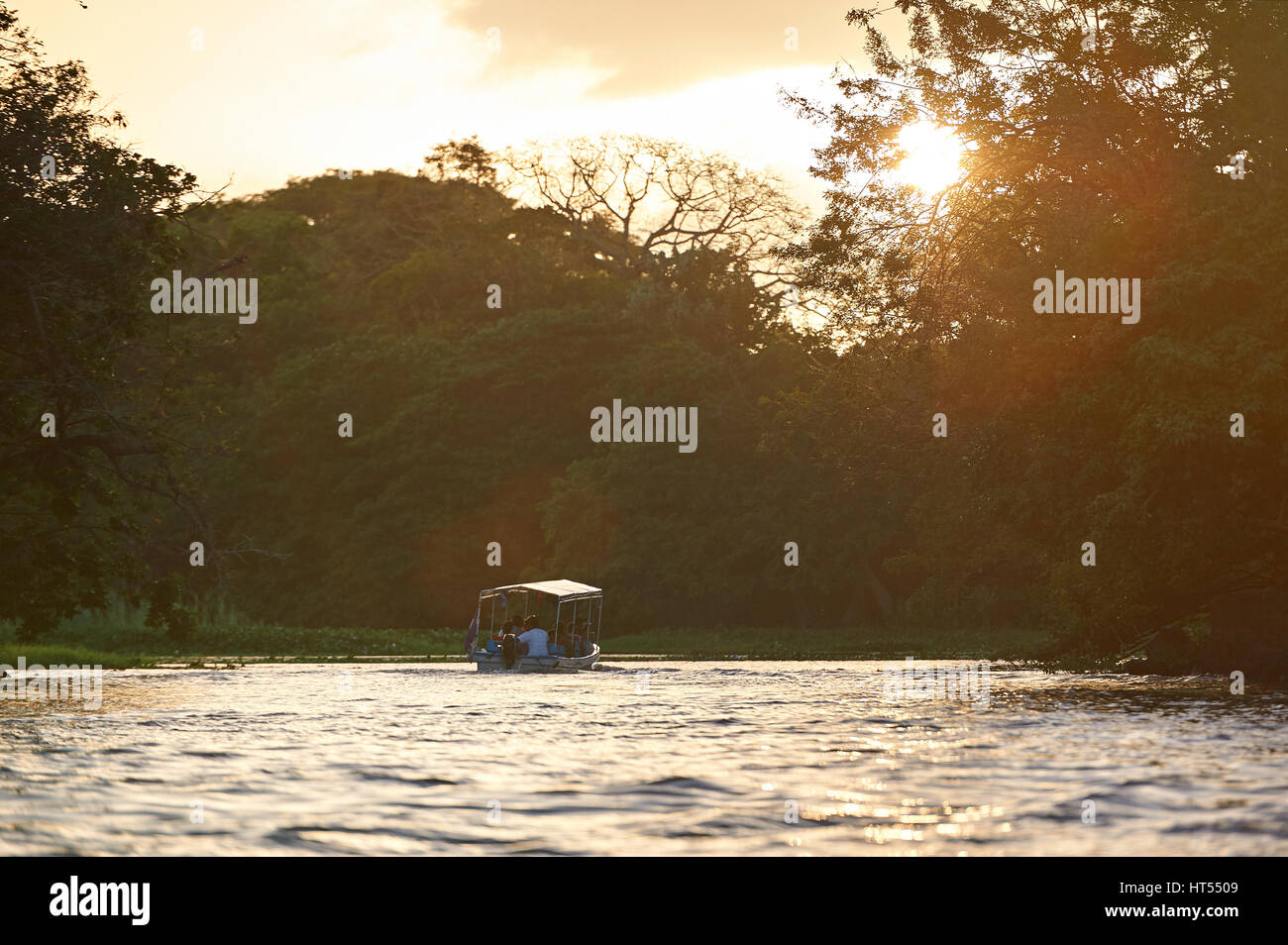 Piccolo tour in barca tra le isole nel tempo al tramonto. In barca gita sul fiume Foto Stock