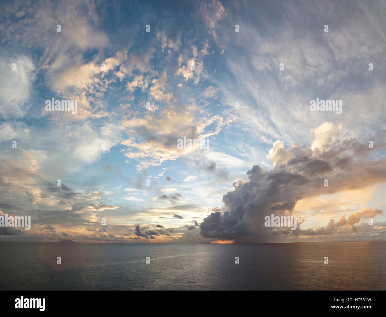 Tramonto nelle isole dei Caraibi. Variopinto panorama di cielo e mare tramonto Foto Stock