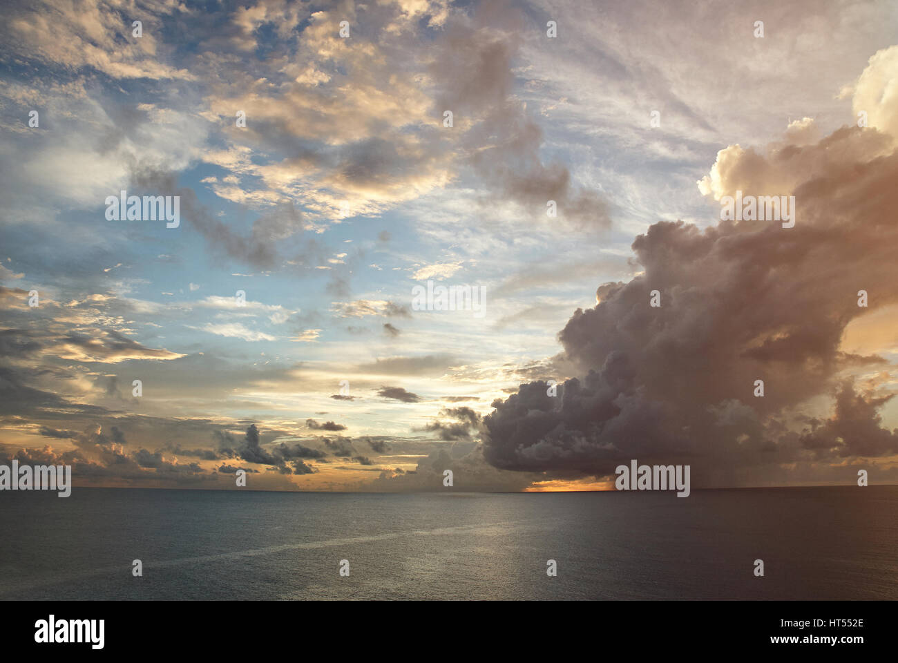 Arancione tramonto cielo con un mare di isola dei Caraibi. Ampia vista del tramonto skyline Foto Stock