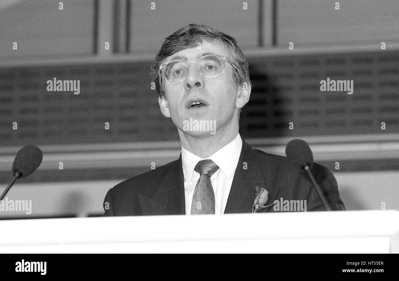 Jack Straw, partito laburista portavoce su istruzione e membro del Parlamento di Blackburn, parla di una politica in materia di istruzione Avvia conferenza stampa a Londra in Inghilterra il 4 dicembre 1990. Foto Stock