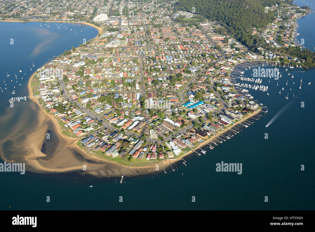 VISTA AEREA. Località turistica di Booker Bay vicino alla foce di Brisbane Water (un estuario). Nuovo Galles del Sud, Australia. Foto Stock