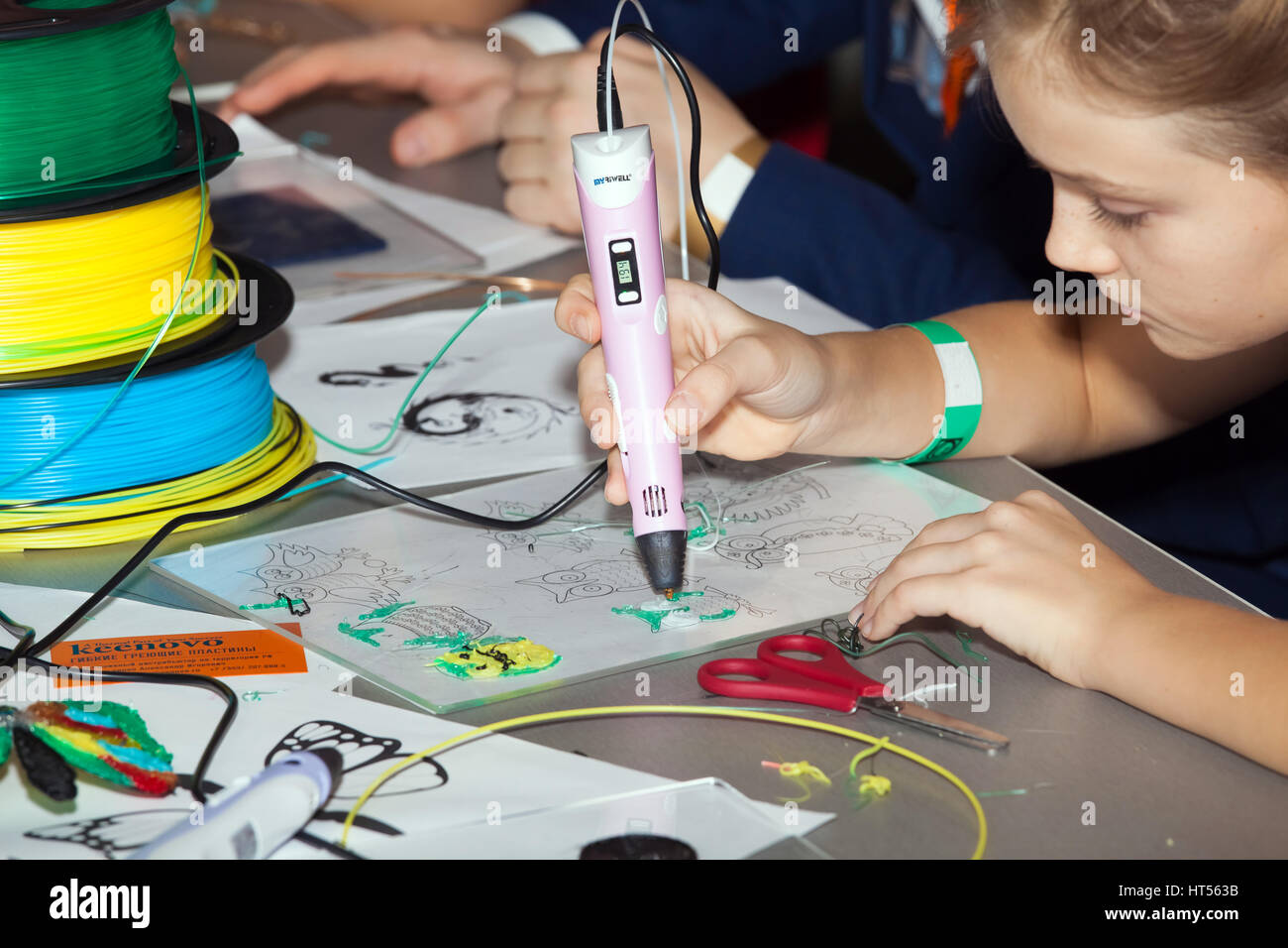 Mosca, Russia - Novembre 2016: Ragazza utilizzando la stampa 3D pen Foto Stock