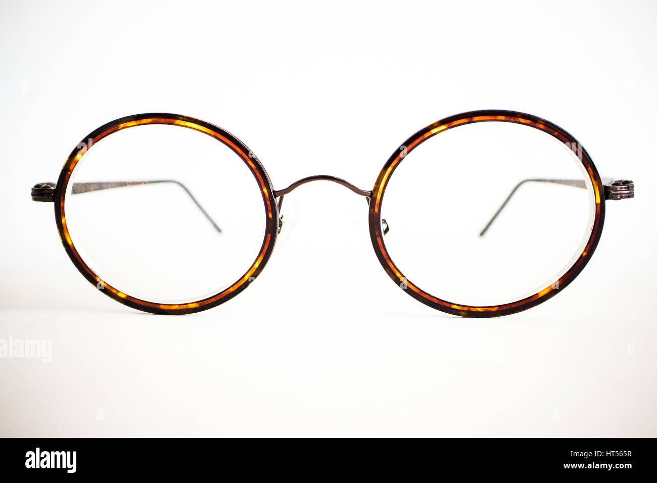 Occhiali Vintage sulla tela bianca su sfondo di carta vicino. Foto Stock