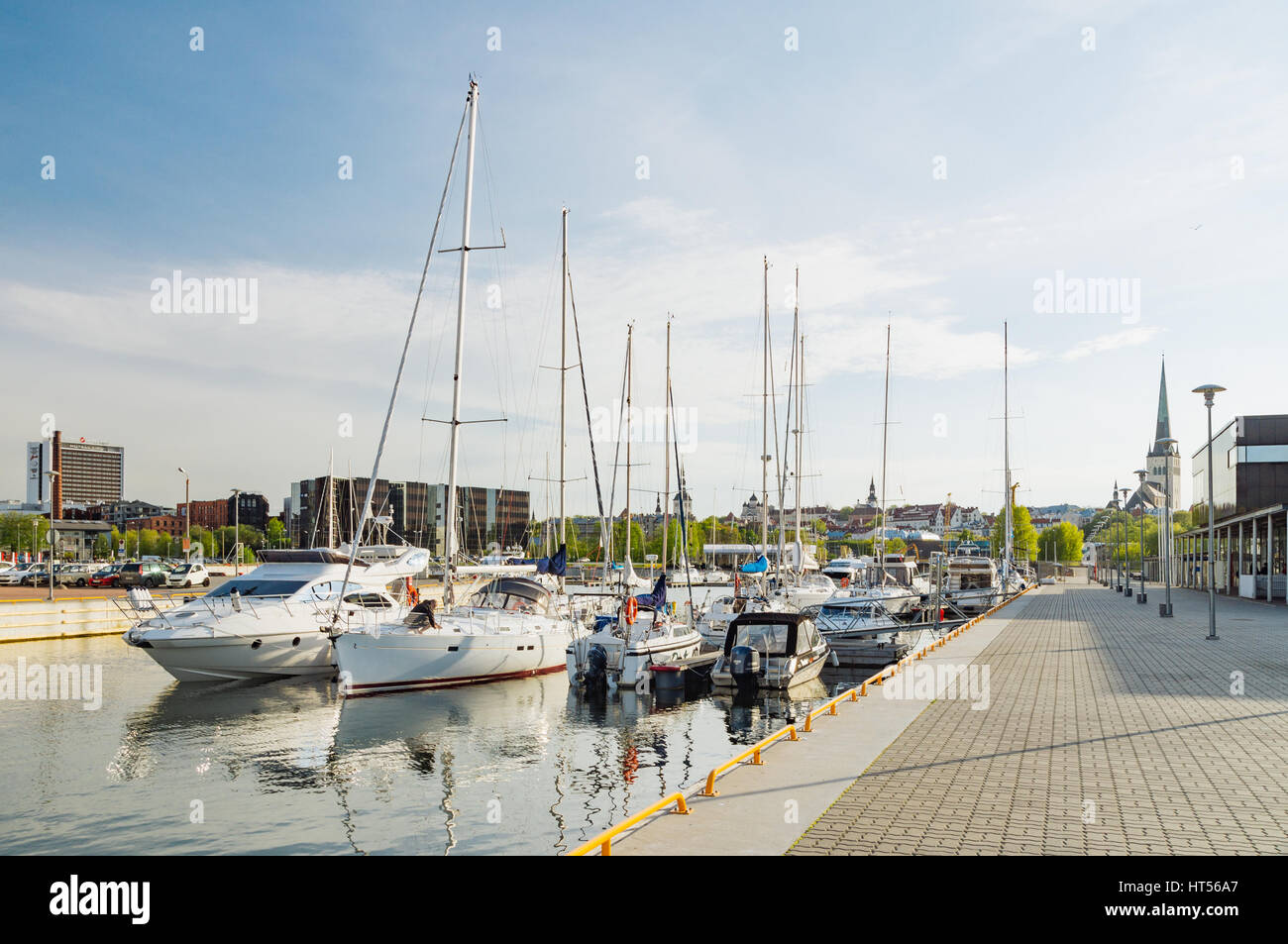Tallinn, Estonia - 20 Maggio 2015: un moderno porticciolo per imbarcazioni da diporto nel cuore della citta'. Città vecchia sullo sfondo Foto Stock
